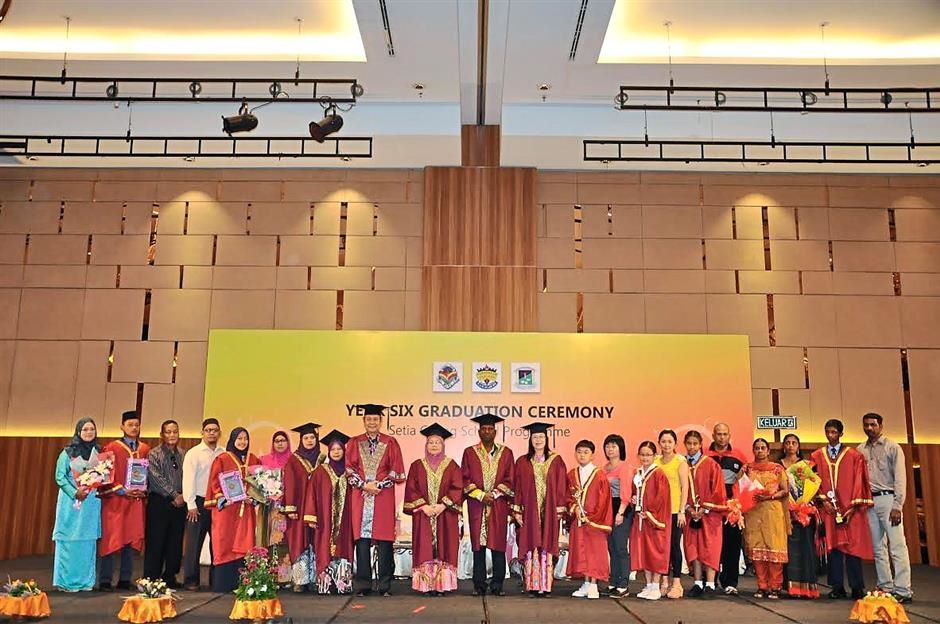 Dr Wan Zahid (ninth from left) and Klang District Education Office head (10th from left) Hjh Adliyah with some of the recipients of the awards, headmasters, headmistresses and parents.