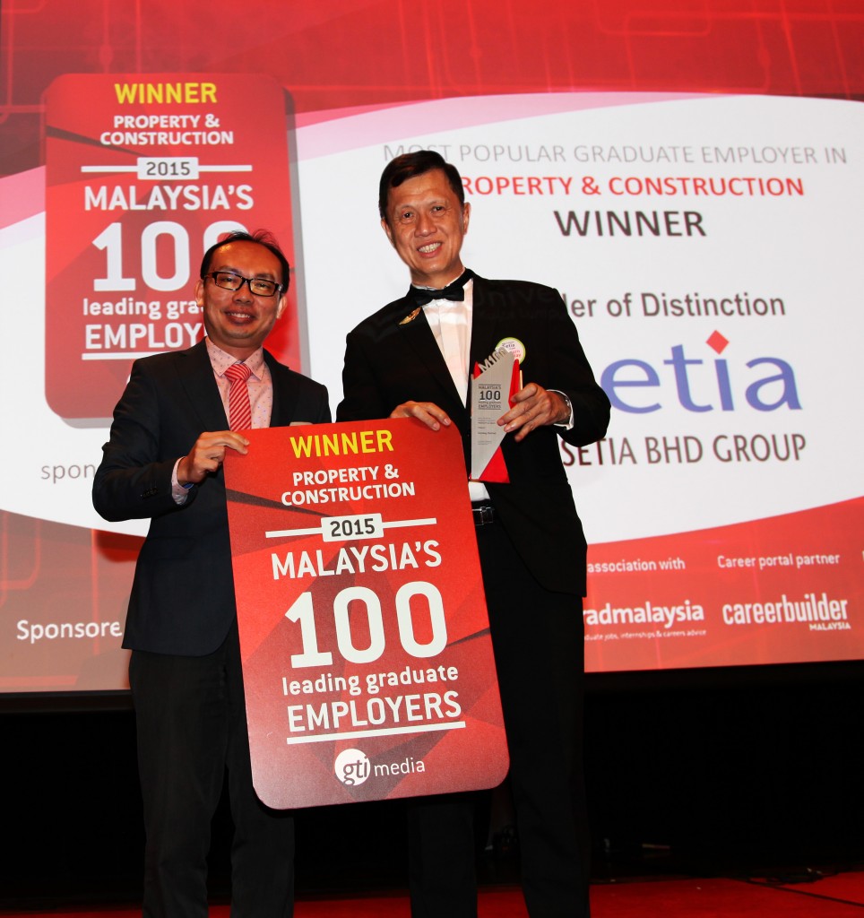 SP Setia executive vice president Kow Choong Ming receiving the Malaysia’s 100 Leading Graduate Employers (The Most Popular Graduate Recruiters By Career Sector) for Property & Construction Award from IUKL (Infrastructure University Kuala Lumpur) deputy director marketing and communications CK Chow.