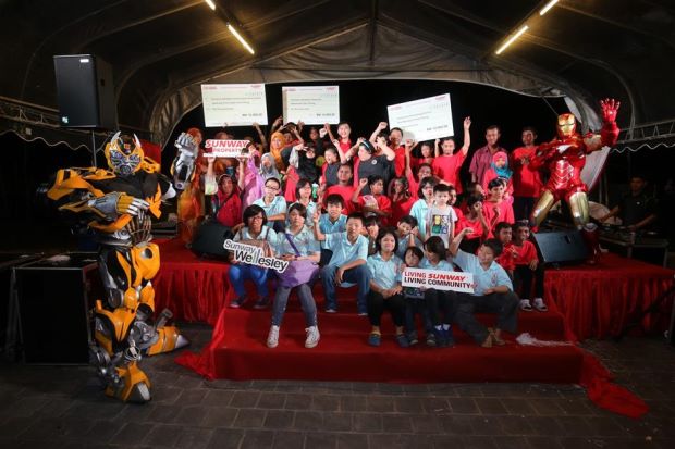 Bumblebee and Iron Man posing for a photo with kids from the Association of Mentally Retarded Children Central Seberang Prai, Shammah Children’s Home and Pertubuhan Penyayang Chi Yun Bukit Mertajam during the event.