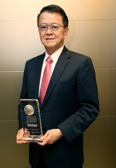 Tan Sri Dr Jeffrey Cheah holding the "Property Company of the year 2015 - Asia" award.
