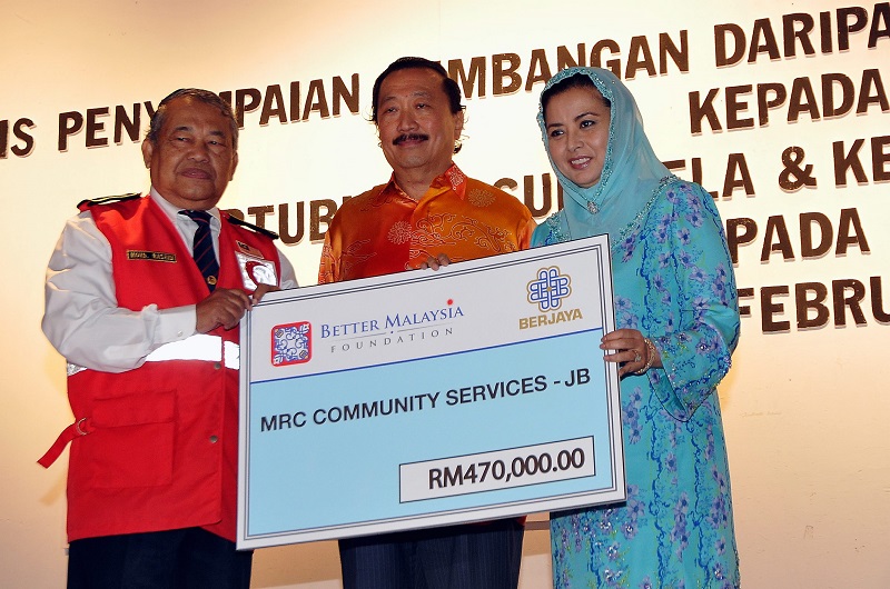 Raja Zarith (right) presenting a mock cheque to the Malaysian Red Crescent Datuk Mohd Rashidi Mohd Nor (left) while Tan looks on. – ABDUL RAHMAN EMBONG/The Star