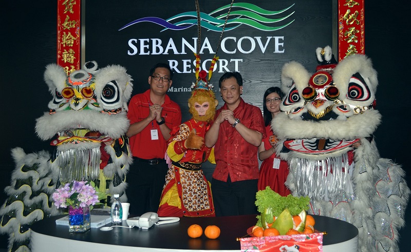 Lee (third from left) taking a group photo with some of the staff and a ‘monkey king’ during the Chinese New Year open house in Sebana Cove Sales Gallery in Permas Jaya.