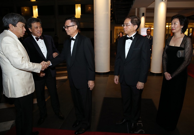 Star Media Group Berhad chairman Datuk Fu Ah Kiow greeting Sultan of Selangor Sultan Sharafuddin Idris Shah during his arrival at the StarProperty Awards Night, March 15, 2016. With them are group managing director and chief executive officer Datuk Seri Wong Chun Wai, group chief operating officer Calvin Kan and editor-in-chief Leanne Goh.