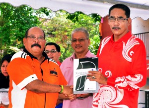 (From left) Jaafar receiving a token of appreciation from Batu Umno chief Datuk Yahya Mat Ghani for his years caring for the flats in the area.