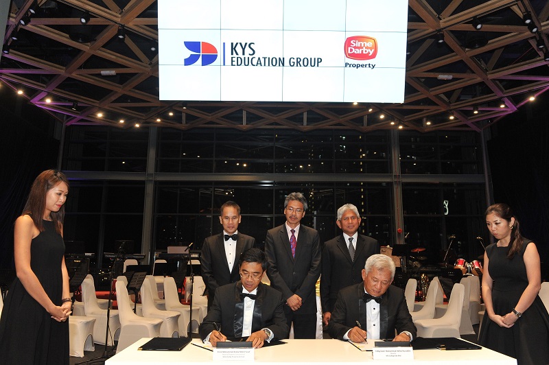 Sime Darby Property Senior Vice President, Property International Mohammed Redza Mohd Yusof (seated, left) and KYS College Sdn Bhd Director YBhg. Dato’ Muhammad Hafidz Nuruddin (seated, right) signing the agreement, witnessed by (standing from left to right) KYS Education Group founder YBhg. Tan Sri Halim Saad, Executive Director of Project Management, Kuala Lumpur City Hall YBhg. Datuk Syed Affendy Ali Syed Abid Ali and Sime Darby Property Managing Director YBhg. Dato’ Ir. Jauhari Hamidi.