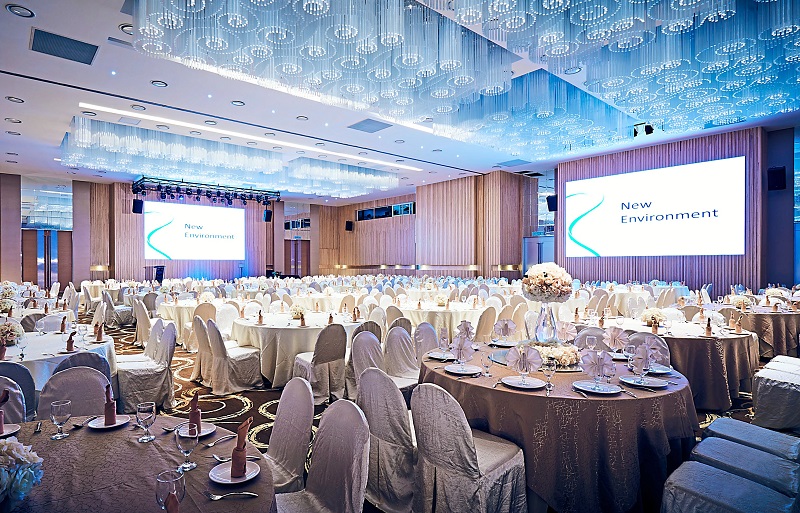 The banquet hall is massive as well as classy and can house up to 900 guests, perfect for holding elaborate events.