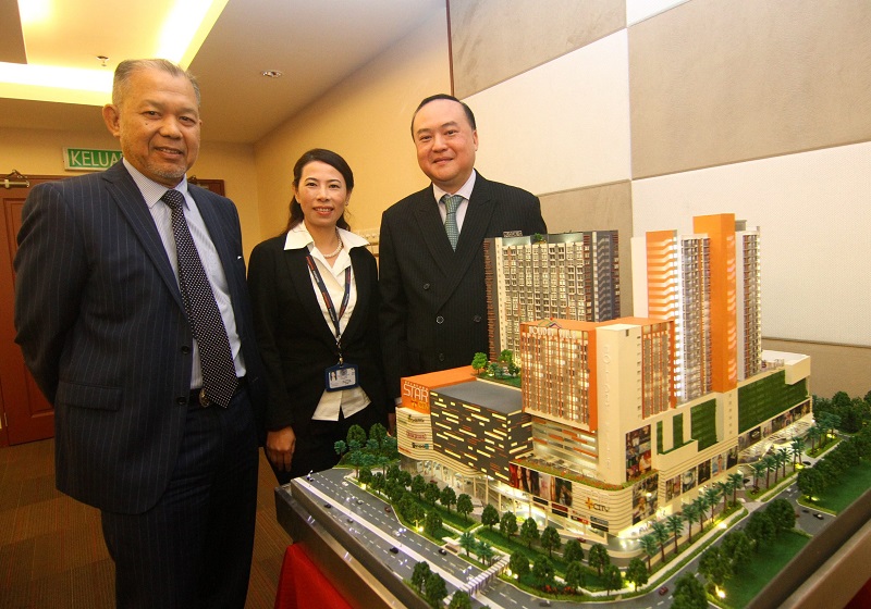 (From left) Alangka-Suka Hotels and Resorts Berhad chairman Tan Sri Azman Shah Haron, Lee and Wong looking at a model of Selayang StarCity mall after the signing ceremony.