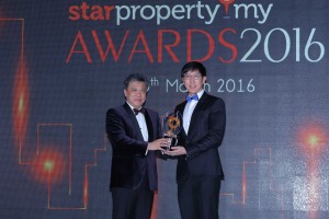Ang Kee Ping (right), Sunway Berhad’s Executive Director, Property Development Division, Central Region, went on stage to receive “The Just-Walk Development Award” for the first integrated development of Sunway South Quay - Sunway GEO.