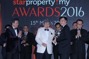 Sunway Property was the recipient of a special award by The Star Media Group – “The All-Star Award Top Ranked Developer of the Year”. Tan Wee Bee (second from right), the Deputy Managing Director, Property Development Division for Malaysia and Singapore of Sunway Berhad, went on stage to receive the award on behalf of the company.
