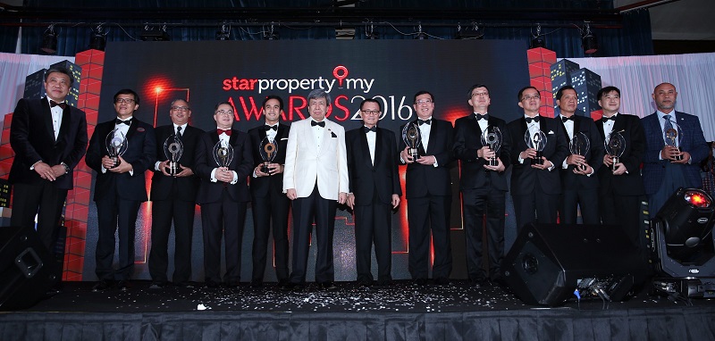 Cream of the crop: Sultan Sharafuddin, Wong (left) and Datuk Fu Ah Kiow (Star Media Group Bhd) (seventh from right) with the All-Star Award – Top Ranked Developers winners (from left) Datuk Koe Peng Kang (SP Setia Bhd), Datuk Wan Hashimi Albakri (Sime Darby Property Bhd), Datuk Teo Chiang Quan (Paramount Corp Bhd), SM Faliq SM Nasimuddin (Naza TTDI Sdn Bhd), Ng Chai Yong (Mah Sing Group Bhd), Tan Sri Lim Hock San (LBS Bina Group Bhd), Datuk Soam Heng Choon (IJM Land Bhd), Teh Chin Guan (IOI Properties Group Bhd), Tan Wee Bee (Sunway Bhd) and Datuk Roslan Ibrahim (UEM Sunrise Bhd).