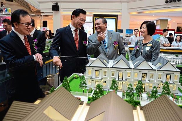 Nice houses: Mohd Rafi (second from right), Hoe (right), Johor Rehda deputy chairman Wong Kuen Kong (second from left) and Rehda Johor organising chairman Simon Heng Kwang Hock at the launch of Johor Mapex 2016 in Johor Baru.