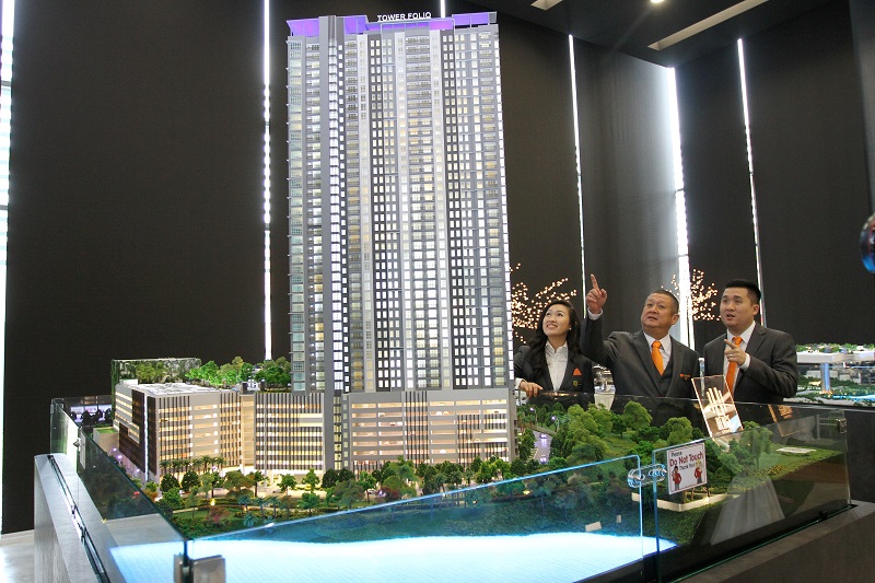 Kin Kong (centre) with yvonne (left) and Michael looking at The Henge model.