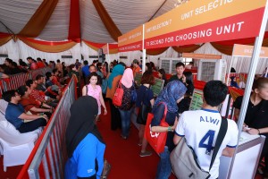Purchasers selecting their desired units. A total of 290 units out of the 309 residential homes on offer were quickly taken up by eager purchasers at the launch, reflecting strong demand for residential products within the RM600,000 price range presented by Sime Darby Property.