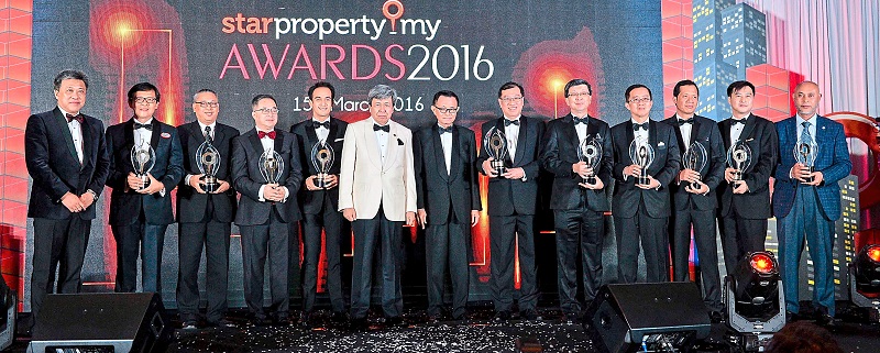Sultan of Selangor Sultan Sharafuddin Idris Shah with the Star Media Group chairman Datuk Fu Ah Kiow on his left, along with (from left) Star Media Group Bhd group managing director and chief executive officer Datuk Seri Wong Chun Wai, and the All-Star Award – Top Ranked Developers of the year winners Datuk Koe Peng Kang (S P Setia Bhd), Datuk Wan Hashimi Albakri (Sime Darby Property Bhd), Datuk Teo Chiang Quan (Paramount Corp Bhd), SM Faliq SM Nasimuddin (Naza TTDI Sdn Bhd), Ng Chai Yong (Mah Sing Group Bhd), Tan Sri Lim Hock San (LBS Bina Group Bhd), Datuk Soam Heng Choon (IJM Land Bhd), Teh Chin Guan (IOI Properties Group Bhd), Tan Wee Bee (Sunway Bhd) and Datuk Roslan Ibrahim (UEM Sunrise Bhd).