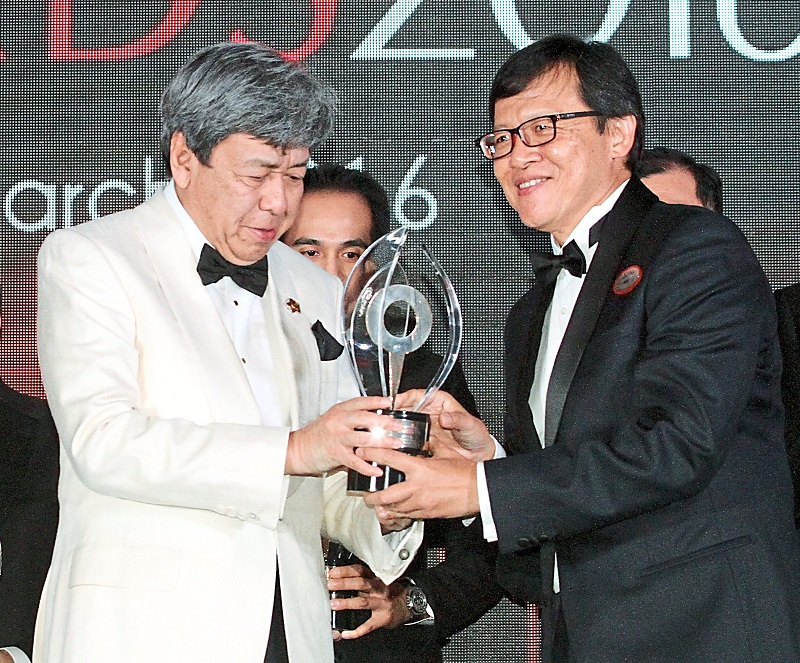S P Setia executive vice-president Datuk Koe Peng Kang receiving the All-Star Top Ranked Developers Award trophy from the Sultan of Selangor at StarProperty.my Awards Night.