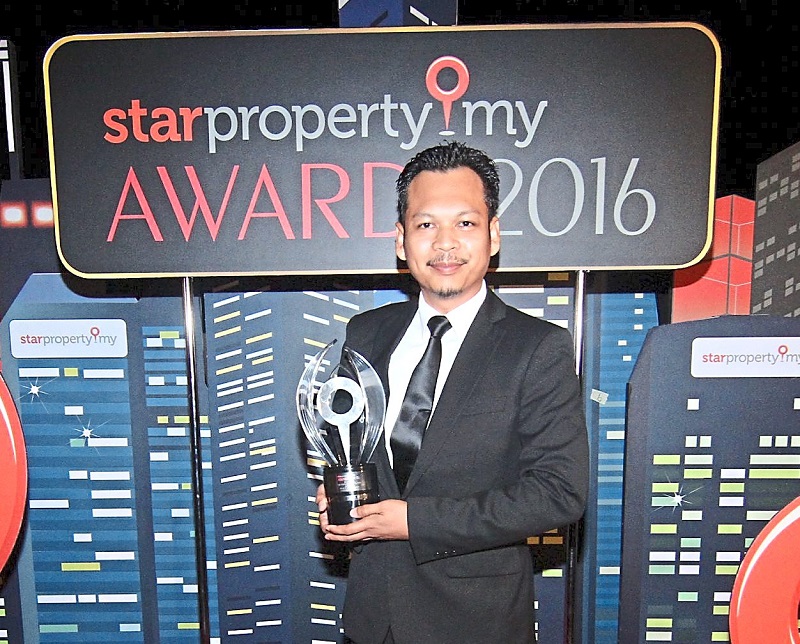 Sime Darby Property Bhd head of development Mohd Shahreza Maswan holding The Niche and Unique Honours Award for The Glades project.
