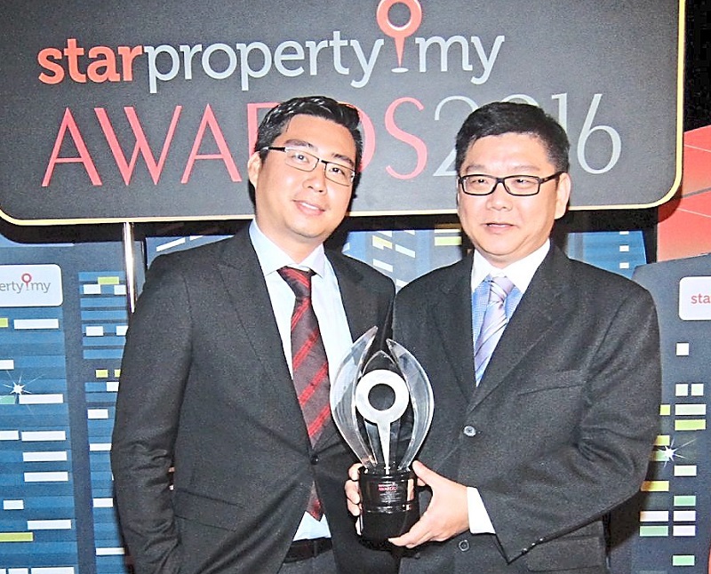 (From right) Seri Pajam Development directors Tey Soo Leng and Thomas Ten share their moment of joy winning The Cornerstone Honours Award for the Nada Alam project.
