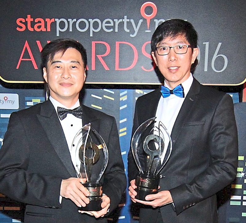 Left) Sunway Berhad property development division deputy managing director Tan Wee Bee and executive director - central region Ang Kee Ping holding The Five Elements Excellence Award and The Just-Walk Excellence Award trophies.