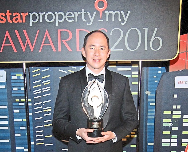 Thriven Global group managing director Ghazie Yeoh Abdullah wins The Best Touch & Feel Award with its Lumi Tropicana project.