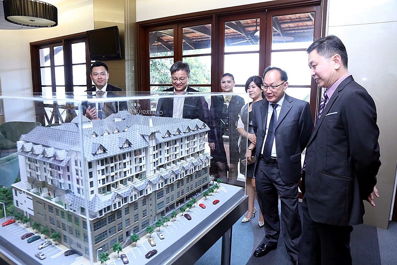 Guests looking at the scaled down model of Cameron Fair development scheduled to be opened in Cameron Highlands early next year.