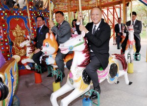 SHAH ALAM, 5 April -- Menteri Pelancongan Dan Kebudayaan Datuk Seri Mohamed Nazri Abdul Aziz (kanan) menaiki '2-tier Carousel Ride' ketika melawat taman tema City of Digital Light pada majlis pecah tanah Hotel Hilton di i-City hari ini. Turut hadir Pengerusi Eksekutif l-Berhad Tan Sri Lim Kim Hong (tengah) dan Timbalan Pengerusi I-Berhad Datuk Eu Hong Chew (kiri). -- fotoBERNAMA (2016) HAK CIPTA TERPELIHARA