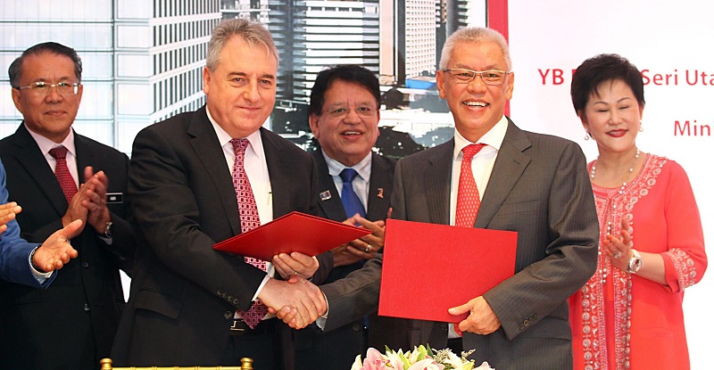 (From left) Kuala Lumpur mayor Datuk Seri Mohd Amin Nordin Abdul Aziz, Banyan Tree Hotels and Resorts Pte Ltd managing director Des Pugson, Tengku Adnan, Lee and Harmoni Perkasa Sdn Bhd director Puan Sri Cindy Lim posing for a picture after the hotel management agreement signing ceremony.