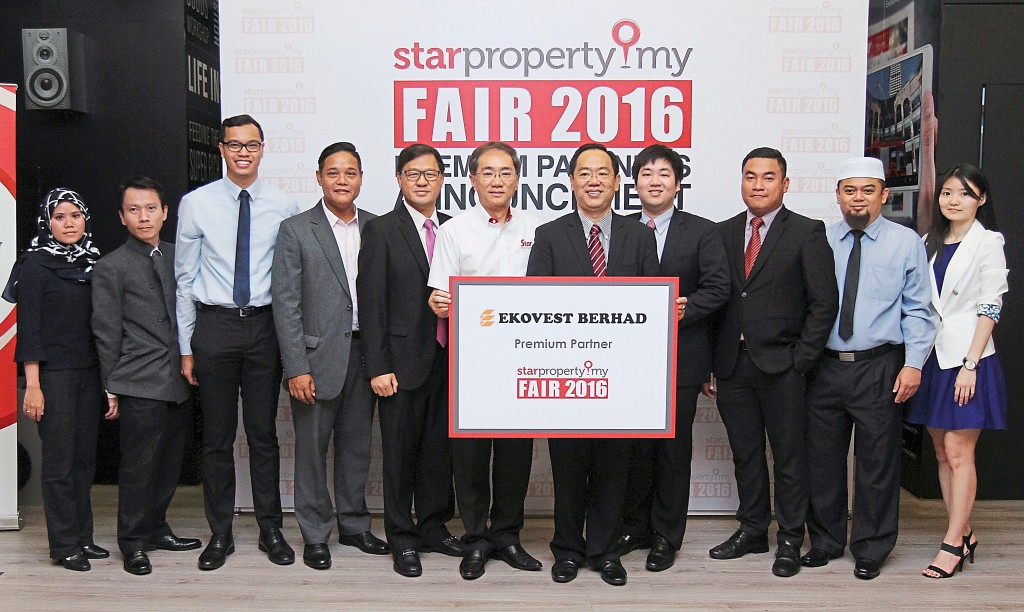 Star Media Group Bhd chief operating officer Calvin Kan (from sixth left), Ekovest Bhd managing director Datuk Seri Lim Keng Cheng and the Ekovest team at the Star Property.my Fair 2016 Premium Partners Announcement Ceremony.