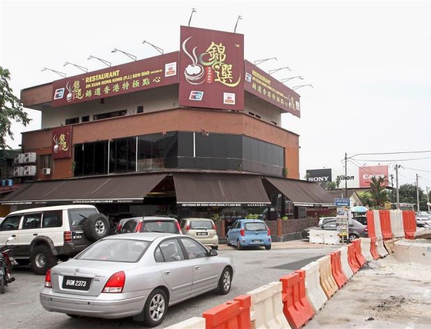 Some shops (above and below) along Jalan Pasar 1/21 are converted from former residential premises. Though these buildings have been granted limited commercial status, there are still many converted premises without limited commercial status.