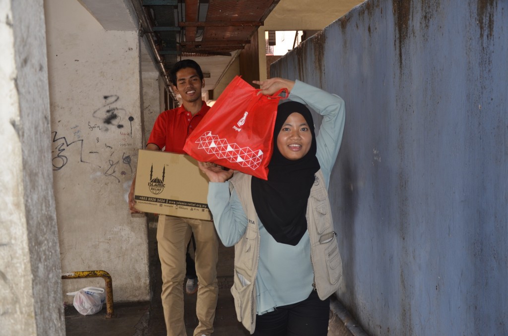 Among Sime Darby Property employees who volunteered for the distribution of food and hygiene packages at the Projek Perumahan Rakyat (PPR) Taman Putra Damai in Lembah Subang, Ara Damansara