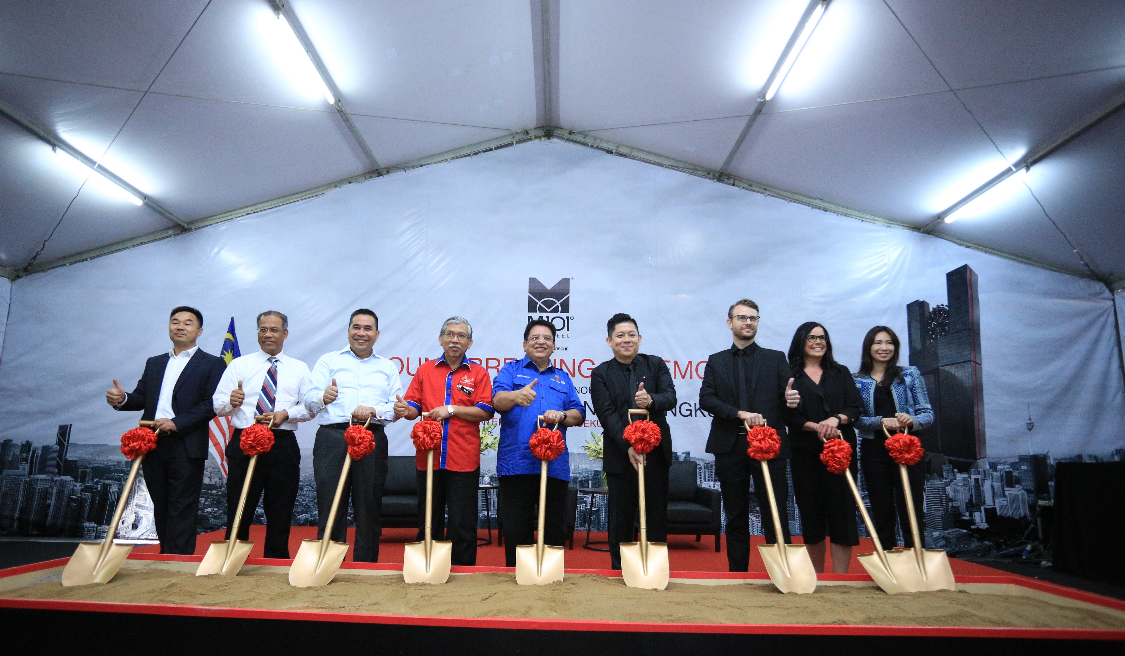 Official ground breaking ceremony of M101 SkyWheel: (From left) General Manager, Zhongji Construction Sdn Bhd general manager Cui Hai Zhen, Perbadanan Pembangunan Kampong Baru chief executive officer Datuk Haji Mahadi Bin Che Ngah, Perbadanan Pembangunan Kampong Baru chairman Datuk Affendi Zahar, Kuala Lumpur City Hall executive director of planning Haji Mohd Najib Nordin Bin Haji Mohd, Minister of Federal Territories Dato’ Seri Tengku Adnan Tengku Mansor, M101 Entity Sdn Bhd (M101) founder Dato’ Seth Yap Ting Hau, Studio F.A. Porsche studio manager (Singapore) Tobias Huettl, Planet Hollywood Hotels Worldwide vice president of brand marketing Robyn Peot and M101 group director Datin Lea Chan Heng Si.