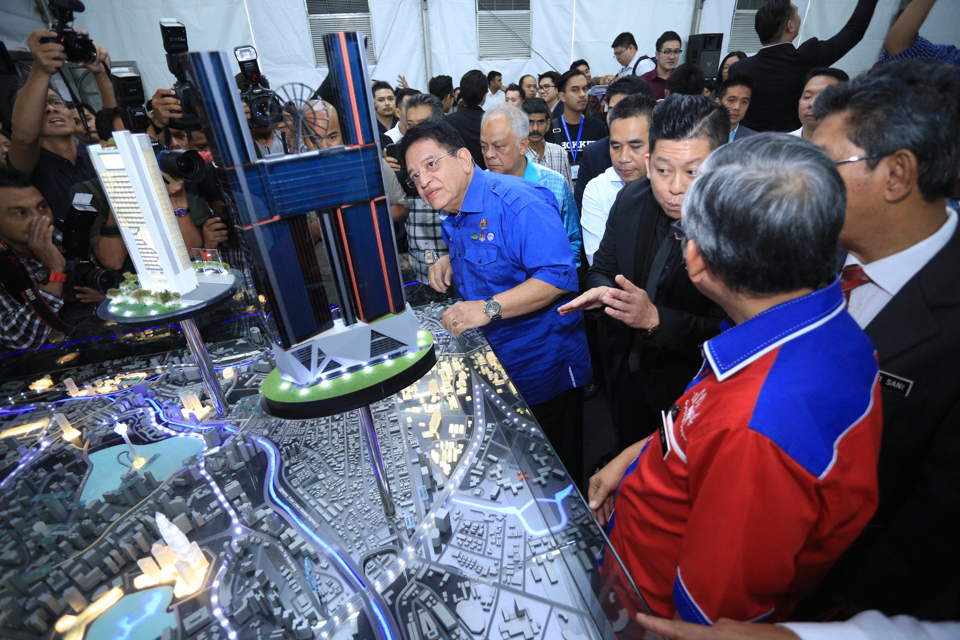 M101 Entity Sdn Bhd (M101) founder Dato’ Seth Yap Ting Hau showing the scale model of the project and the surrounding area to Minister of Federal Territories Dato’ Seri Tengku Adnan Tengku Mansor.