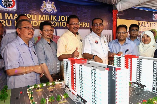 Mohamed Khaled (third from right) with state Housing and Local Government committee chairman Datuk Abdul Latiff (third from left) and JCorp president and CEO Datuk Kamaruzzaman Abu Kassim (second from left) at the groundbreaking ceremony.