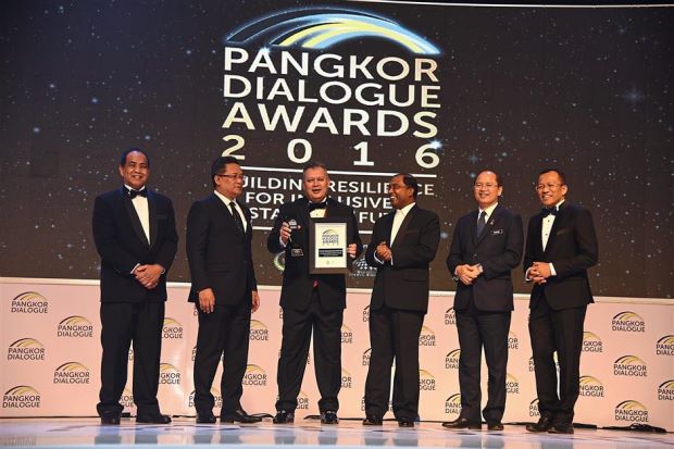 Prestigious award: Salim accepting the “Property Icon of the Year” award from Abdul Rahman (second left). With them are Perak Mentri Besar Datuk Seri Dr Zambry Abd Kadir (third from right) and other guests of honour