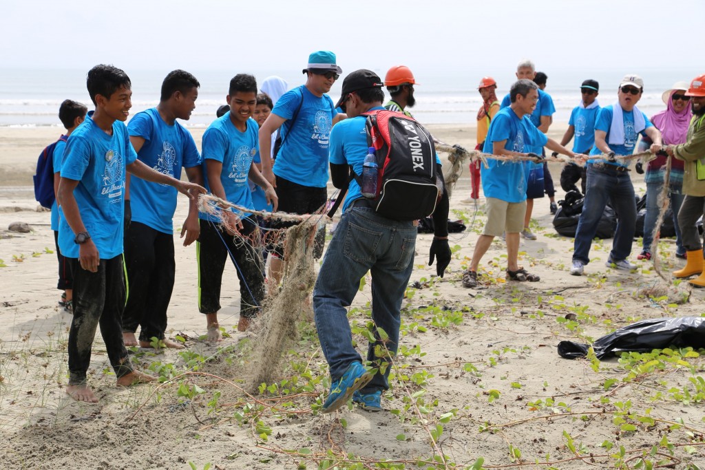 Joint_forces_during_beach_clean-up_s