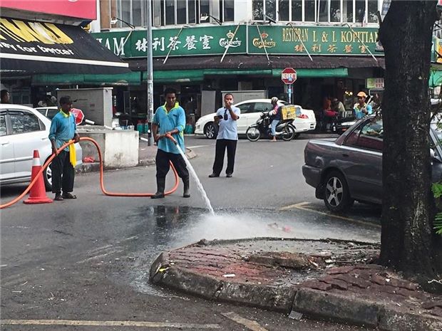 MBSA is responsible for the daily clean-up of back lanes and weekly clearing of clogged drains. Contractors are hired to desludge oil and grease using water jets. — Photos: PRIYA MENON and KATHLEEN MICHAEL /The Star