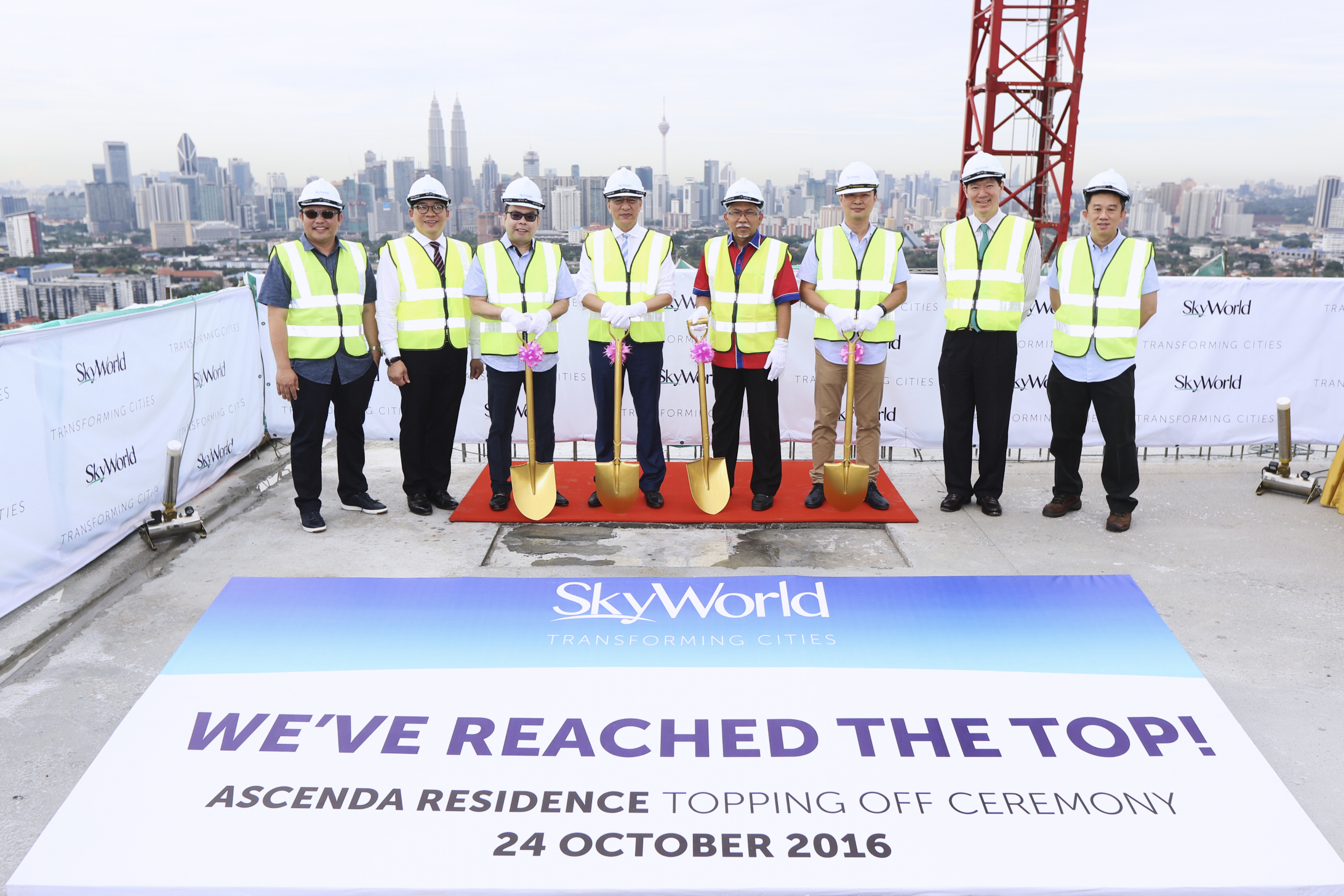 Topping Off Ceremony officiated byAhmad Fauzi (fourth from left), Mohd Najib (fifth from left), Ng (third from left) and Lam (sixth from left).