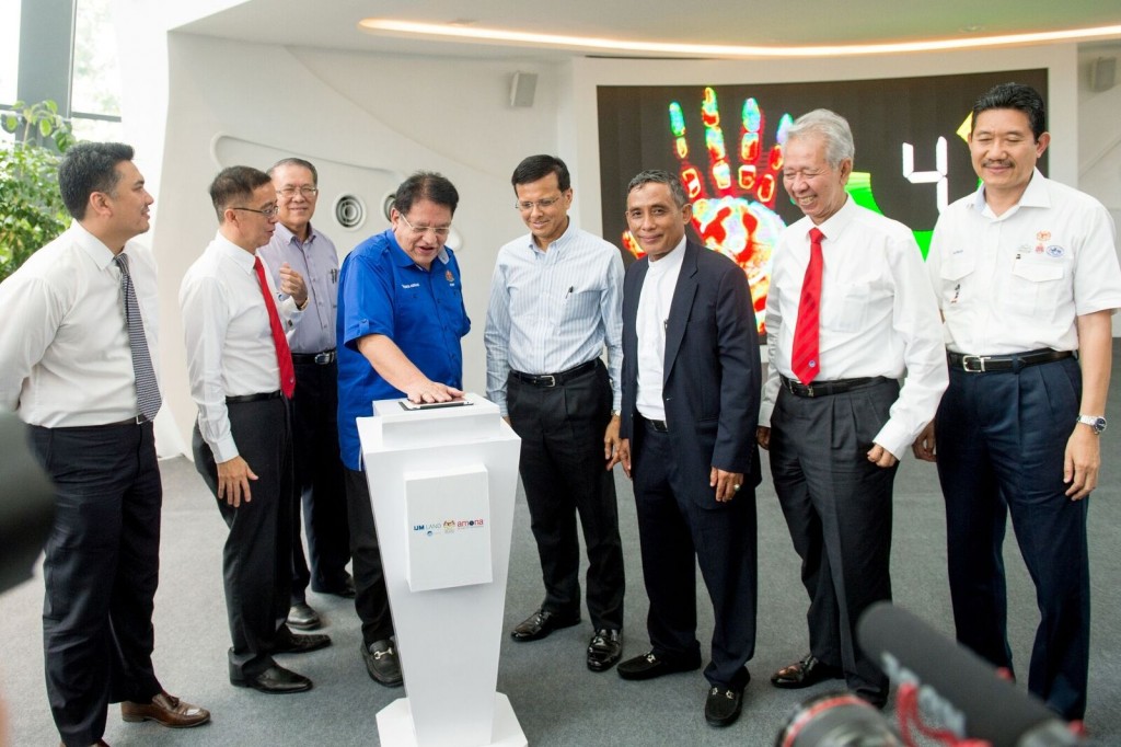 From left to right: En. Che Hasnadi Che Hassan, Group COO of Amona Development Sdn Bhd, Dato' Soam Heng Choon, CEO and Managing Director of IJM Corporation Berhad, Datuk Seri Hj. Mohd Amin Nordin bin Abdul Aziz, Mayor of Kuala Lumpur, Datuk Seri Utama Tengku Adnan Bin Tengku Mansor, Minister of Federal Territories, Datuk Seri Utama Dato’ Raja Nong Chik bin Dato’ Raja Zainal Abidin, Former Minister of Federal Territories and Urban Well-being, Tuan Haji Abdul Manaf bin Ahmad, Executive Director of Amona Group of Companies, Tan Sri Abdul Halim bin Ali, Chairman of IJM Corporation Berhad, Datuk Seri Adnan bin Hj. Mohd Ikshan, Chief Secretary of Ministry of Federal Territories
