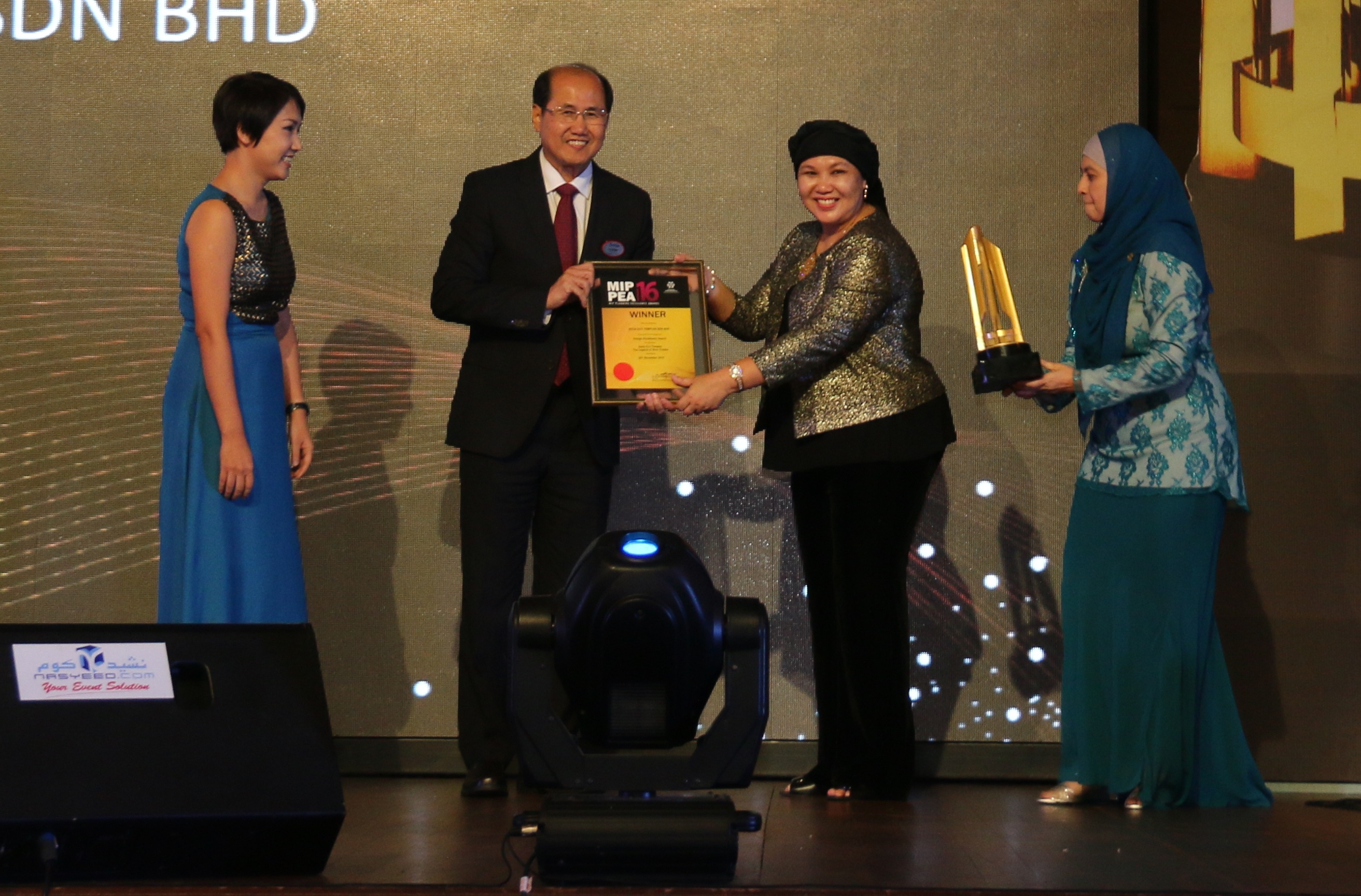 Khor Chap Jen (second left) receiving the award from Norliza Hashim.