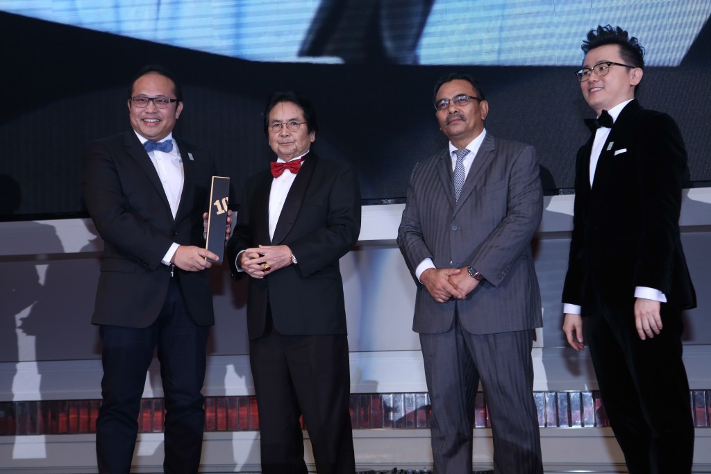 Mr_Lee_accepting_Top_100_awards_on_behalf_of_Datuk_Ng