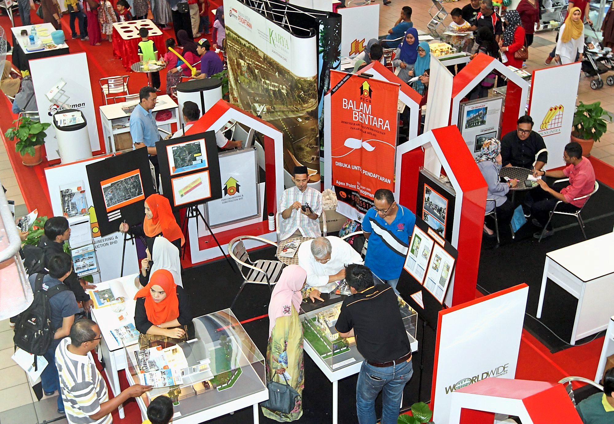 The public gathering around the various booths showcasing the real estate collection of PKNS.