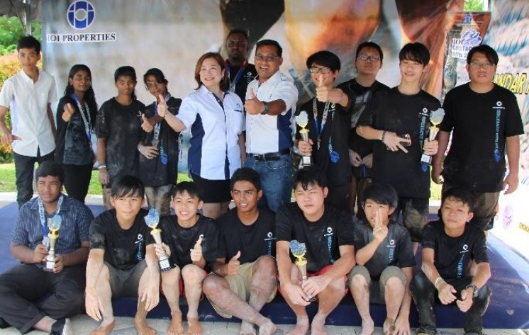 Children from Rumah Shalom and House of Joy, Puchong together with Kristine Ng and senior sales and marketing manager Mohd Ezuddin Bin Sami'an.