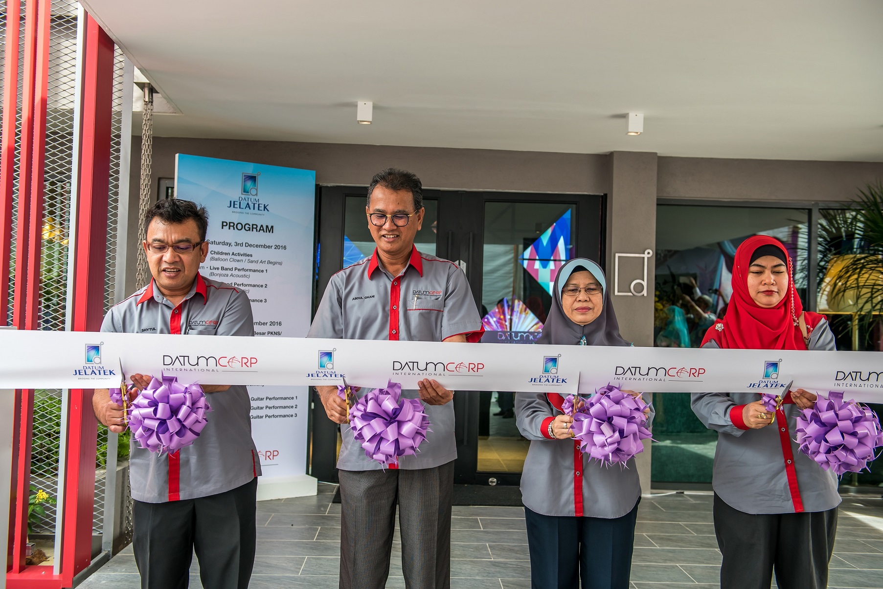 2.DatumJelatekLaunch02A.jpg - Ribbon cutting ceremony by DatumCorp management team with PKNS deputy general manager Datuk Haji Abdul Ghani bin Hashim, (second from left) and Hajah Noraida (third from left).