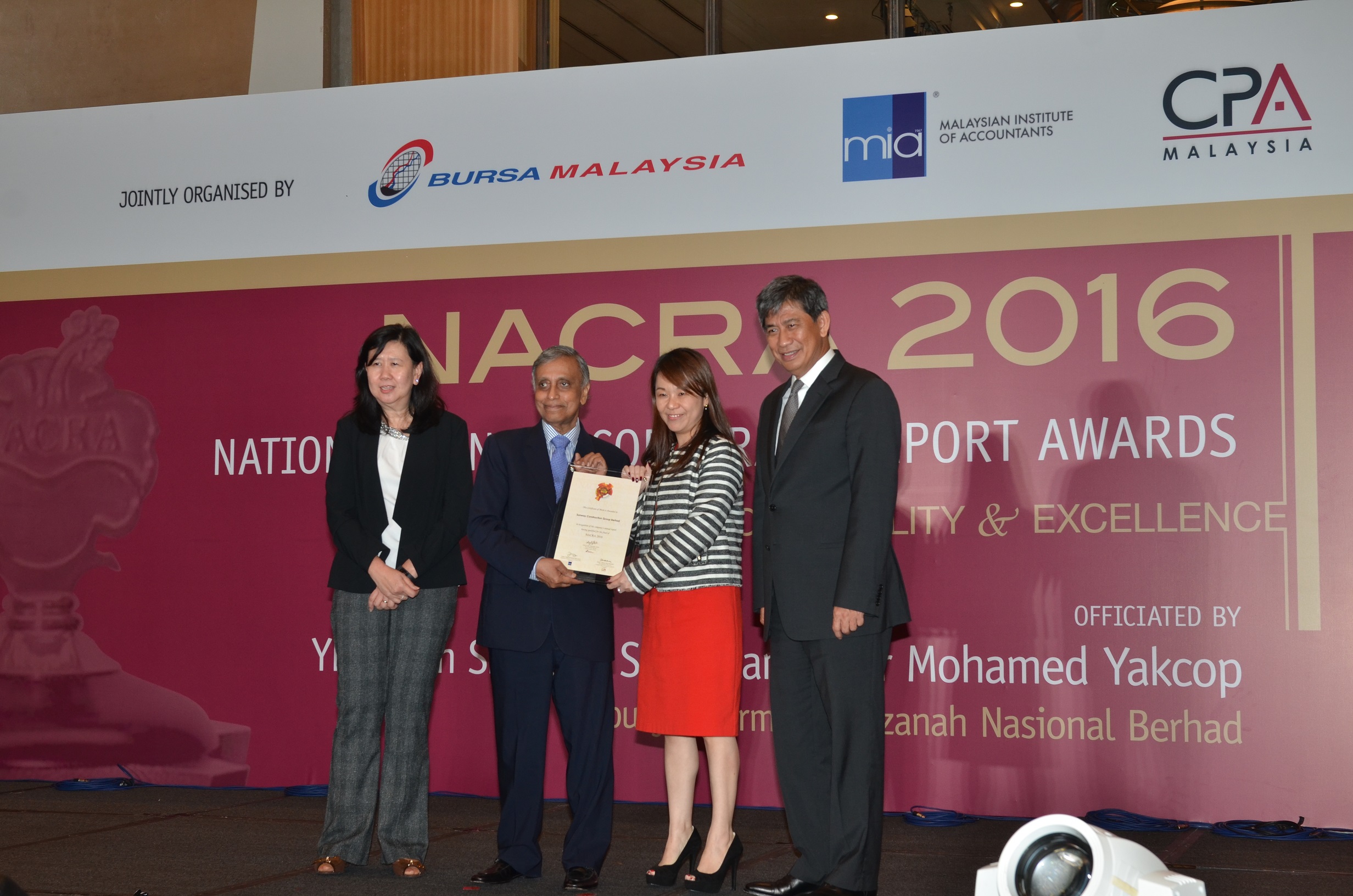 Sunway Construction Group Bhd chief financial officer Ng Bee Lien (second from right) receiving the Certificate of Merit from Khazanah Nasional Bhd deputy chairman Tan Sri Nor Mohamed Yakcop (second from left).