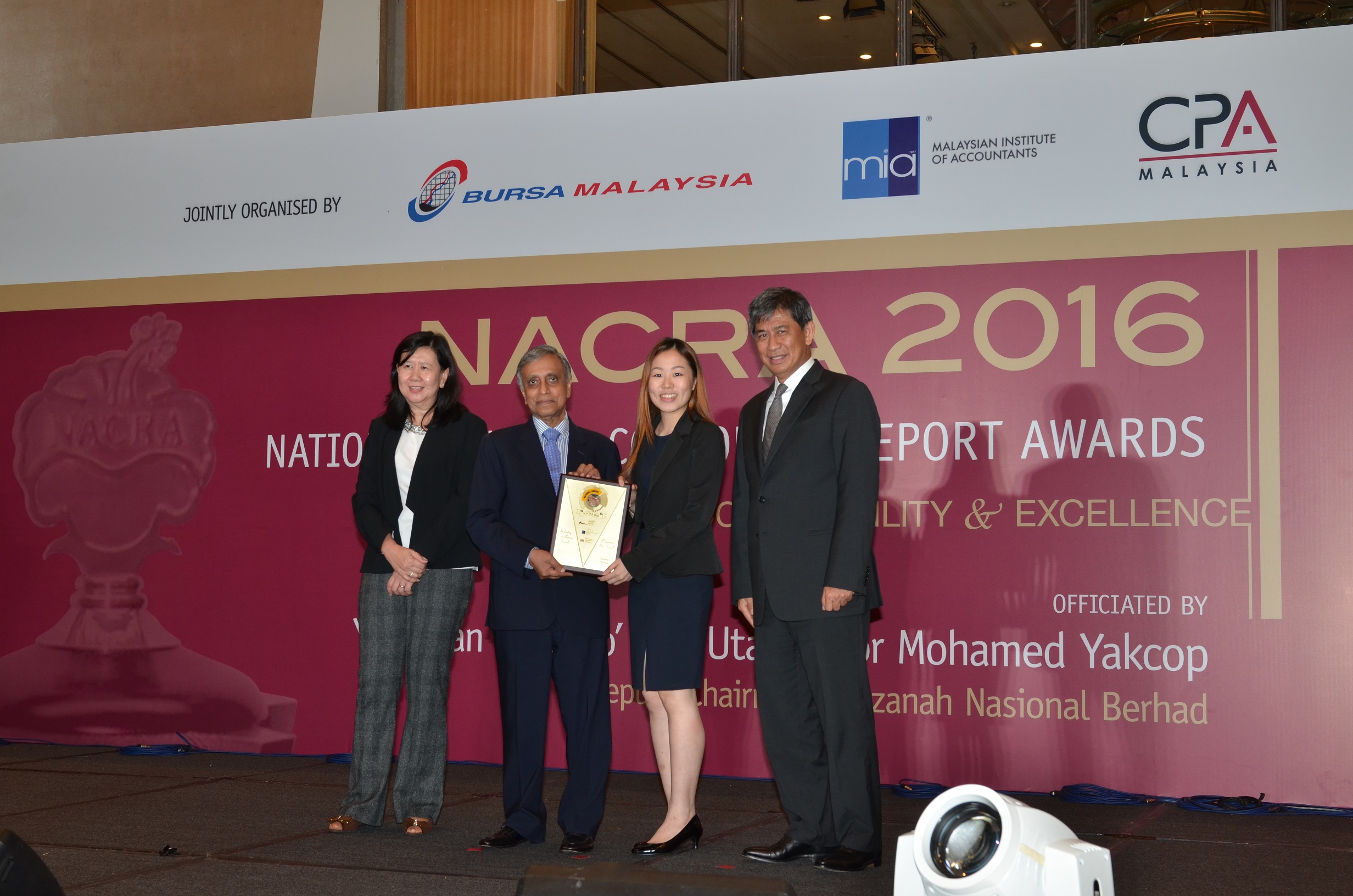 Sunway Bhd corporate finance manager Mandy Lim (second from right) receiving the Industry Excellence Award for Properties and Hotels category from Khazanah Nasional Bhd deputy chairman Tan Sri Nor Mohamed Yakcop (second from left).