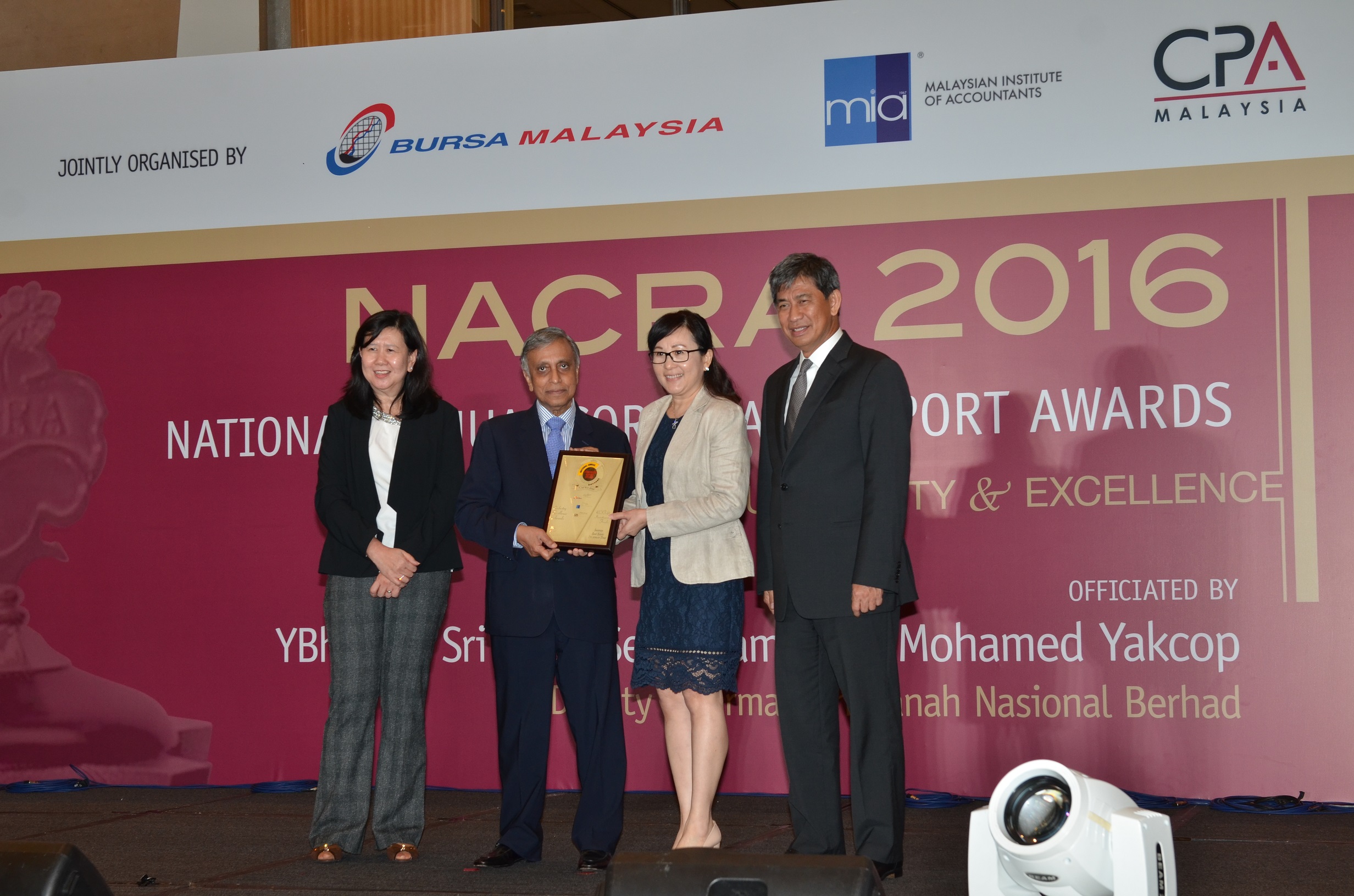 Sunway Reit Management Sdn Bhd chief financial officer Wai Sow Fun (second from right) receiving the Industry Excellence Award for Real Estate Investment Trusts (Reits) and Investment Funds category from Khazanah Nasional Bhd deputy chairman Tan Sri Nor Mohamed Yakcop (second from left).
