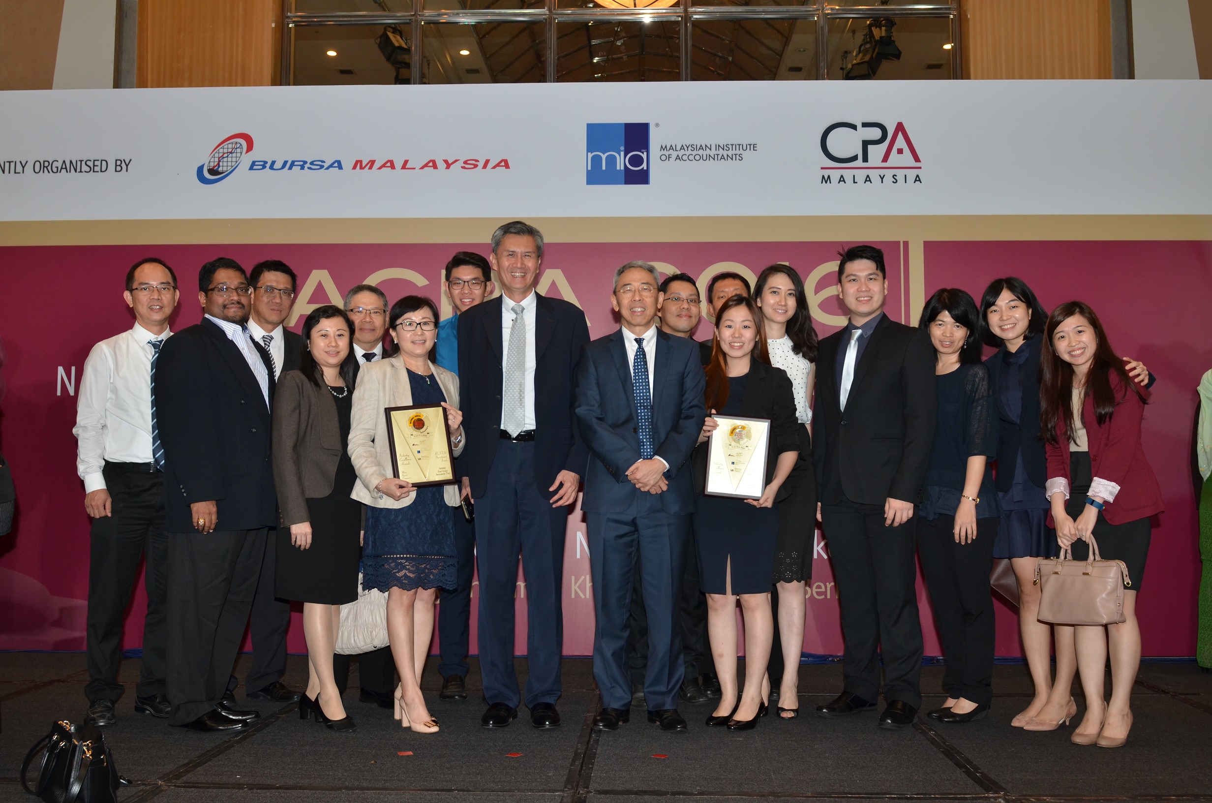 Sunway Bhd and Sunway Reit teams at the National Annual Corporate Report Awards 2016.