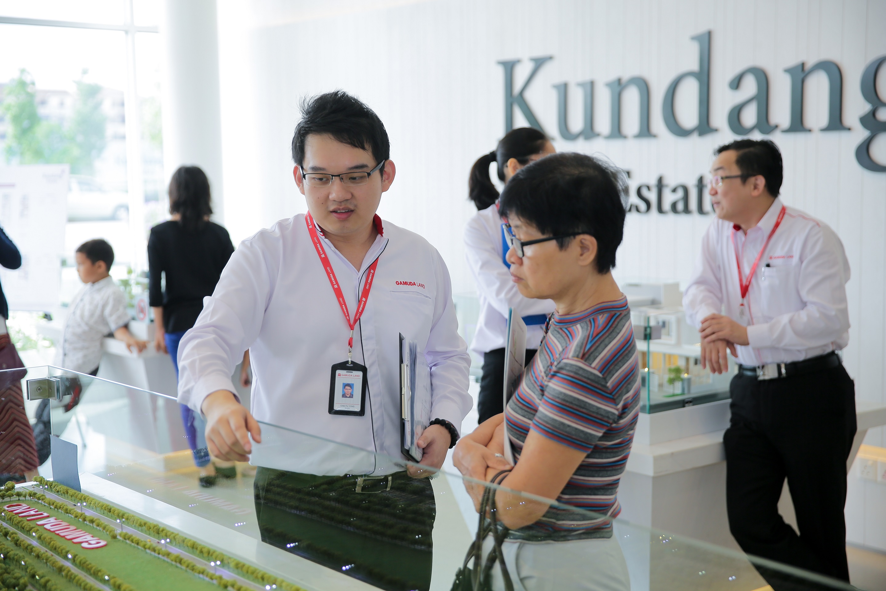 Guest_learning_more_about_Kundang_Estates