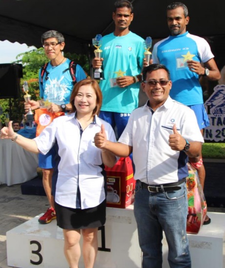 Winners of IOI Obstacle Run 2016 with Kristine Ng senior sales and marketing manager Mohd Ezuddin Bin Sami'an.