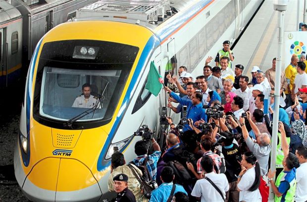 Zambry flagging off the ETS train services from Ipoh to Kuala Lumpur during the launching ceremony of Visit Perak Year 2017.