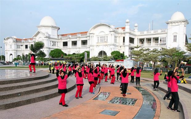 Visitors taking part in the morning aerobic session before the launching ceremony.